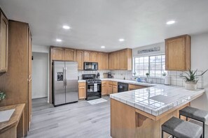 House (4 Bedrooms) | Private kitchen | Microwave, oven, stovetop, dishwasher - Renovated Bakersfield Home w/ Private Yard! (Bakersfield)