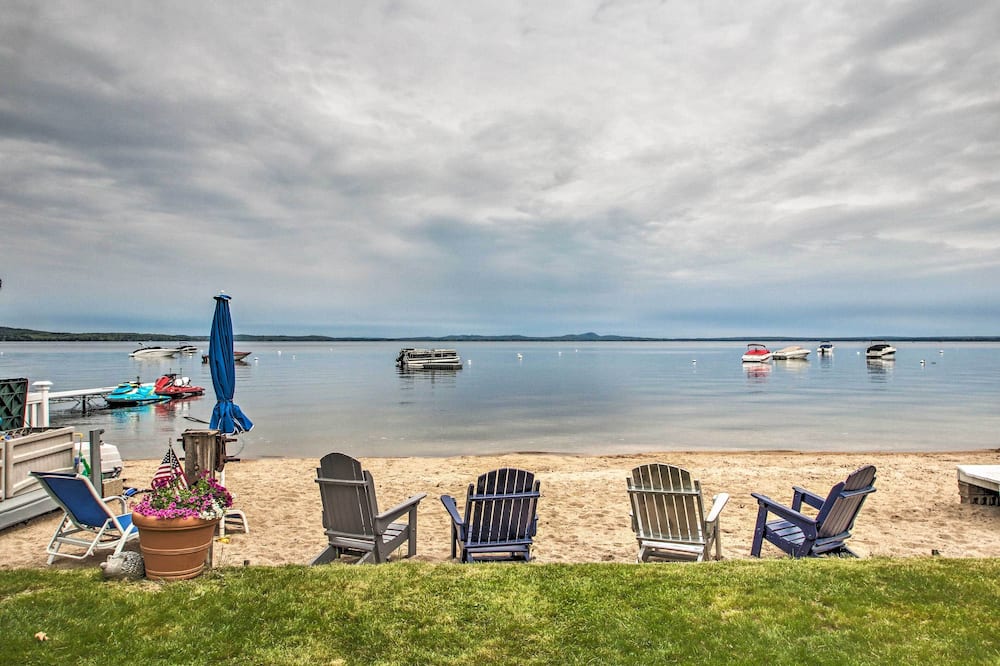 Sebago Lake Cottage w/ Patio + Beach Access! - Frye Island, ME