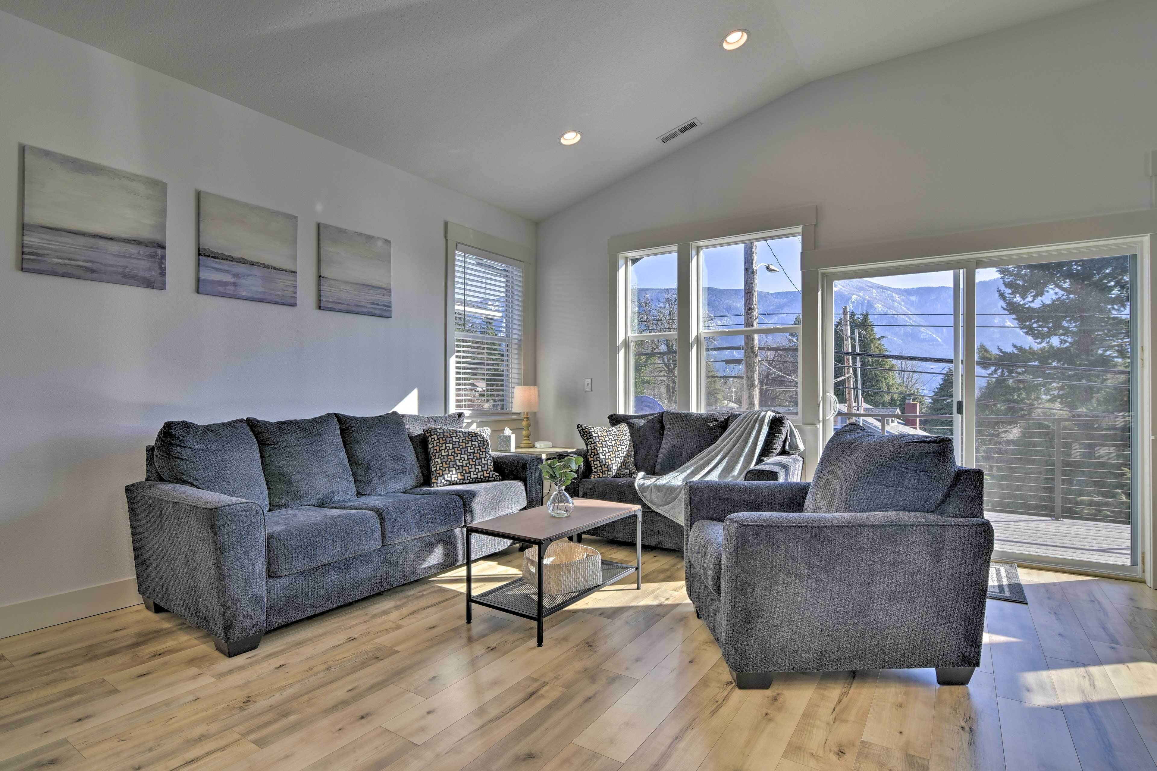 Serene Stevenson Gem: Walk to Columbia River!