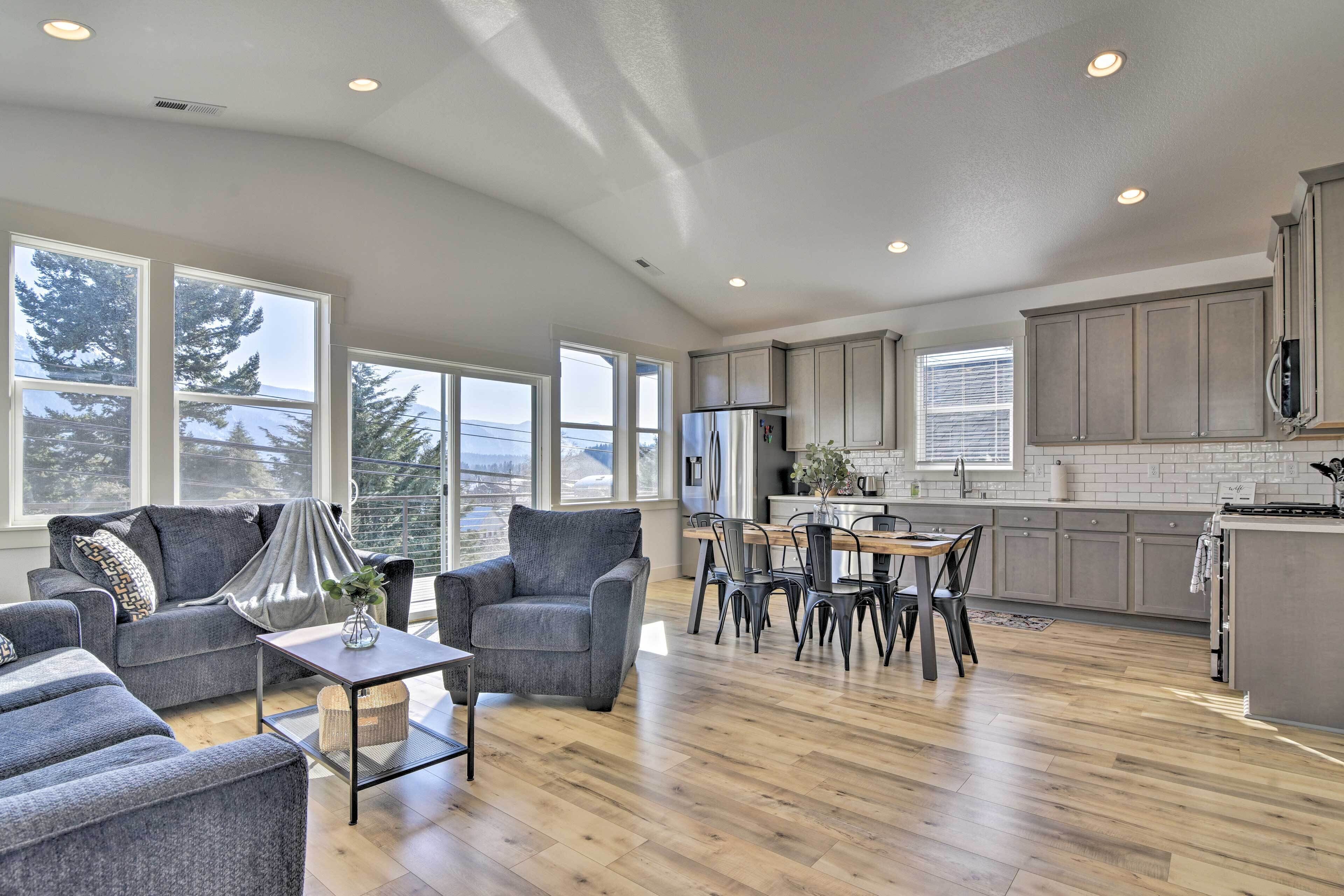 Serene Stevenson Gem: Walk to Columbia River!