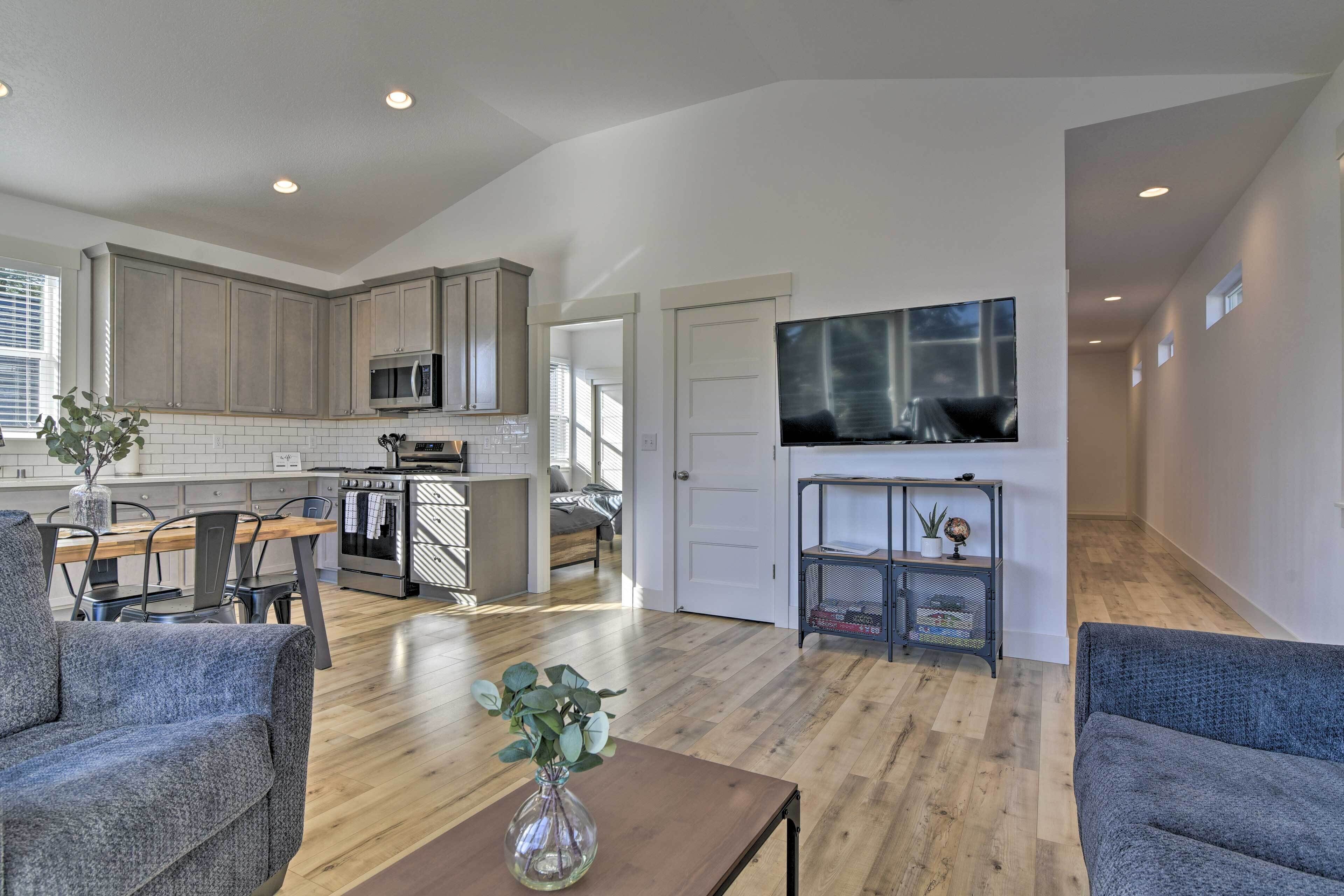 Serene Stevenson Gem: Walk to Columbia River!