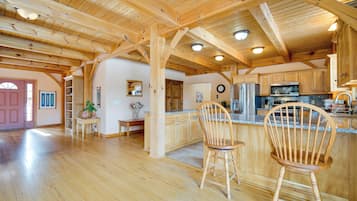 House (5 Bedrooms) | Interior