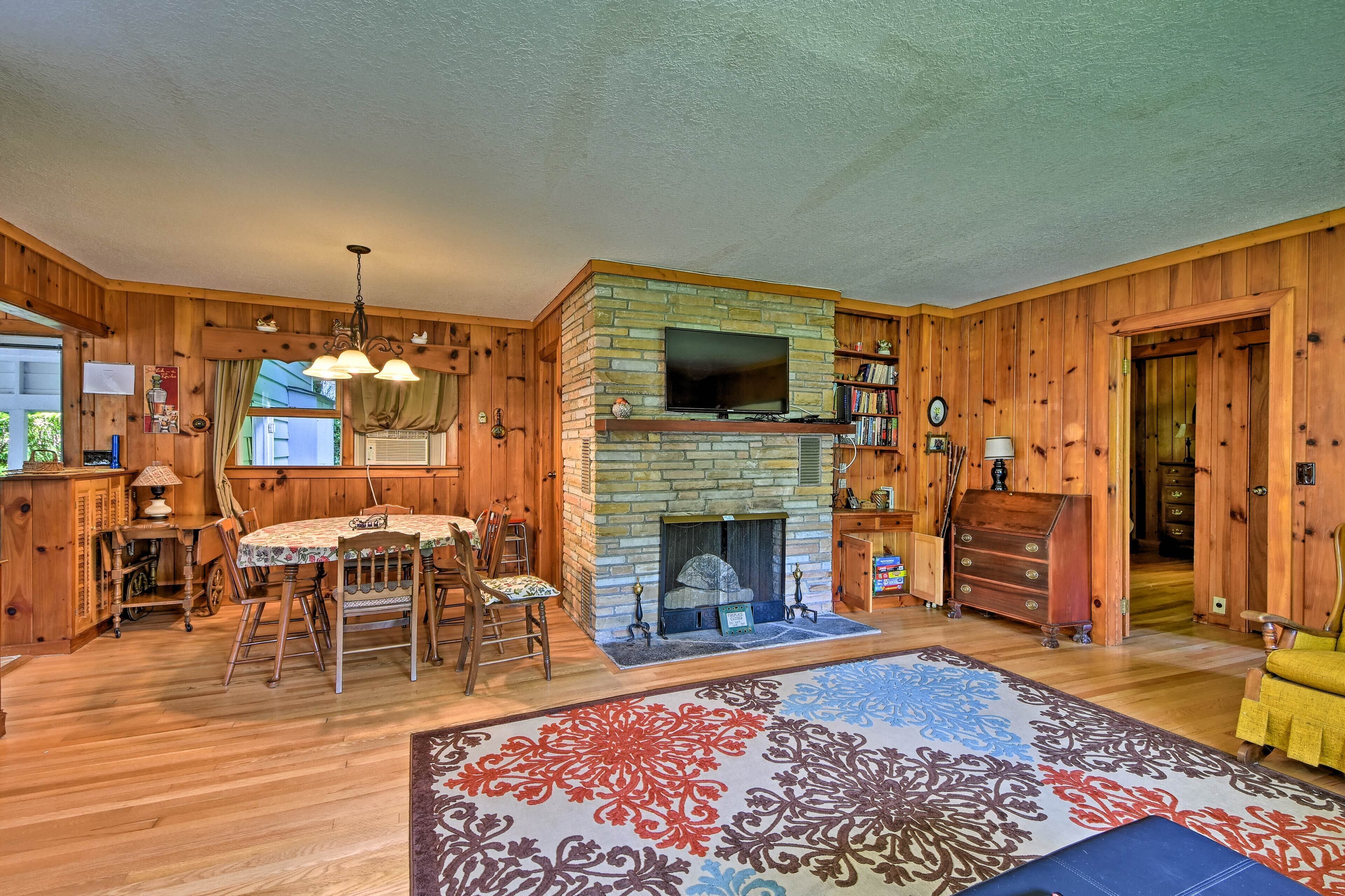 'rolling Acres' Highlands Cabin w/ Fire Pit!