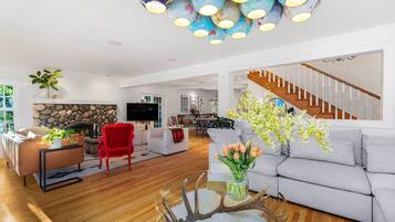 House (5 Bedrooms) | Interior