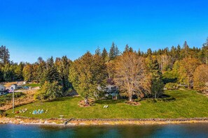 A lakeside property with a house surrounded by trees and a grassy lawn. - 'the Hammersley' Luxury Waterfront Estate! (Shelton)
