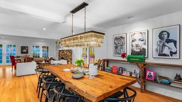 House (5 Bedrooms) | Interior