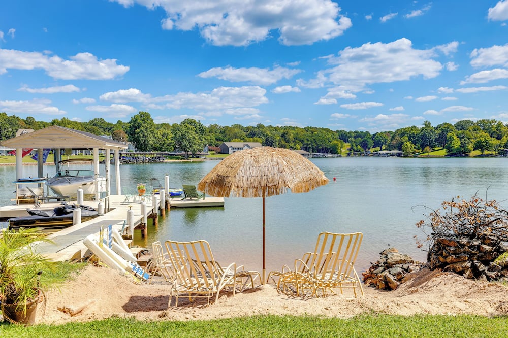 Smith Mountain Lake Retreat w/ Private Beach! - Westlake Corner, VA