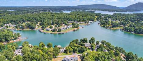 An aerial view of a lakeside community with houses, docks, and boats.