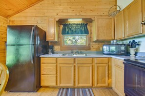 Apartment (0 Bedroom) | Interior - Studio w/ Mtn Views, 1 Mi to Thorncrown Chapel! (Eureka Springs)