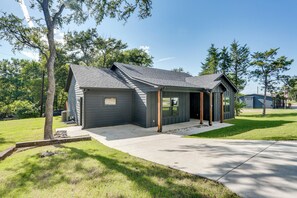 Interior - 1 Mi to Boating & Beaches: Lake Texoma Getaway (Pottsboro)