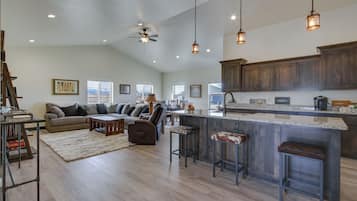 House (3 Bedrooms) | Interior