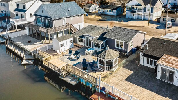 Zona residencial costera con casas conectadas por un muelle.
