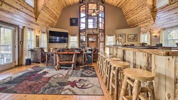 House (6 Bedrooms) | Interior