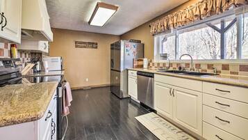 House (6 Bedrooms) | Interior