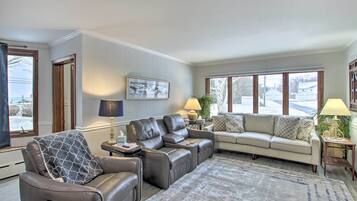 House (6 Bedrooms) | Interior