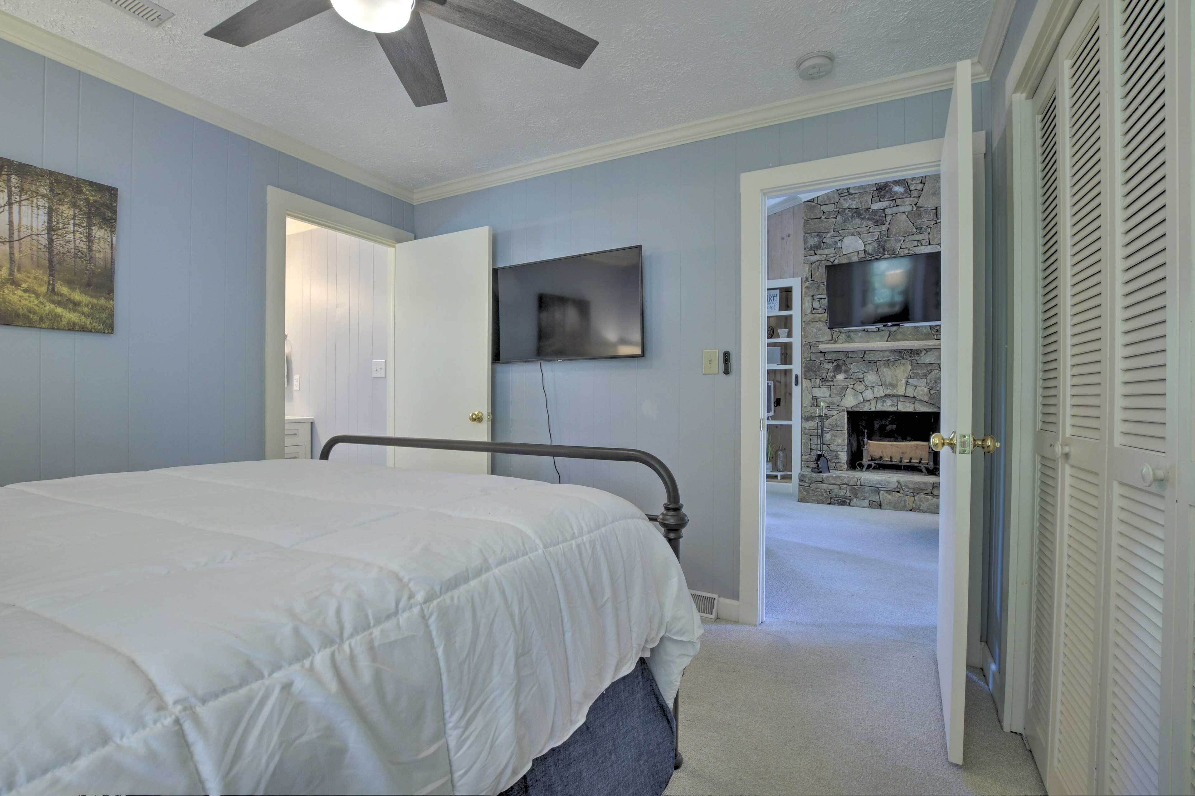 'the Hycove' Hyco Lake Getaway w/ Boat Dock!