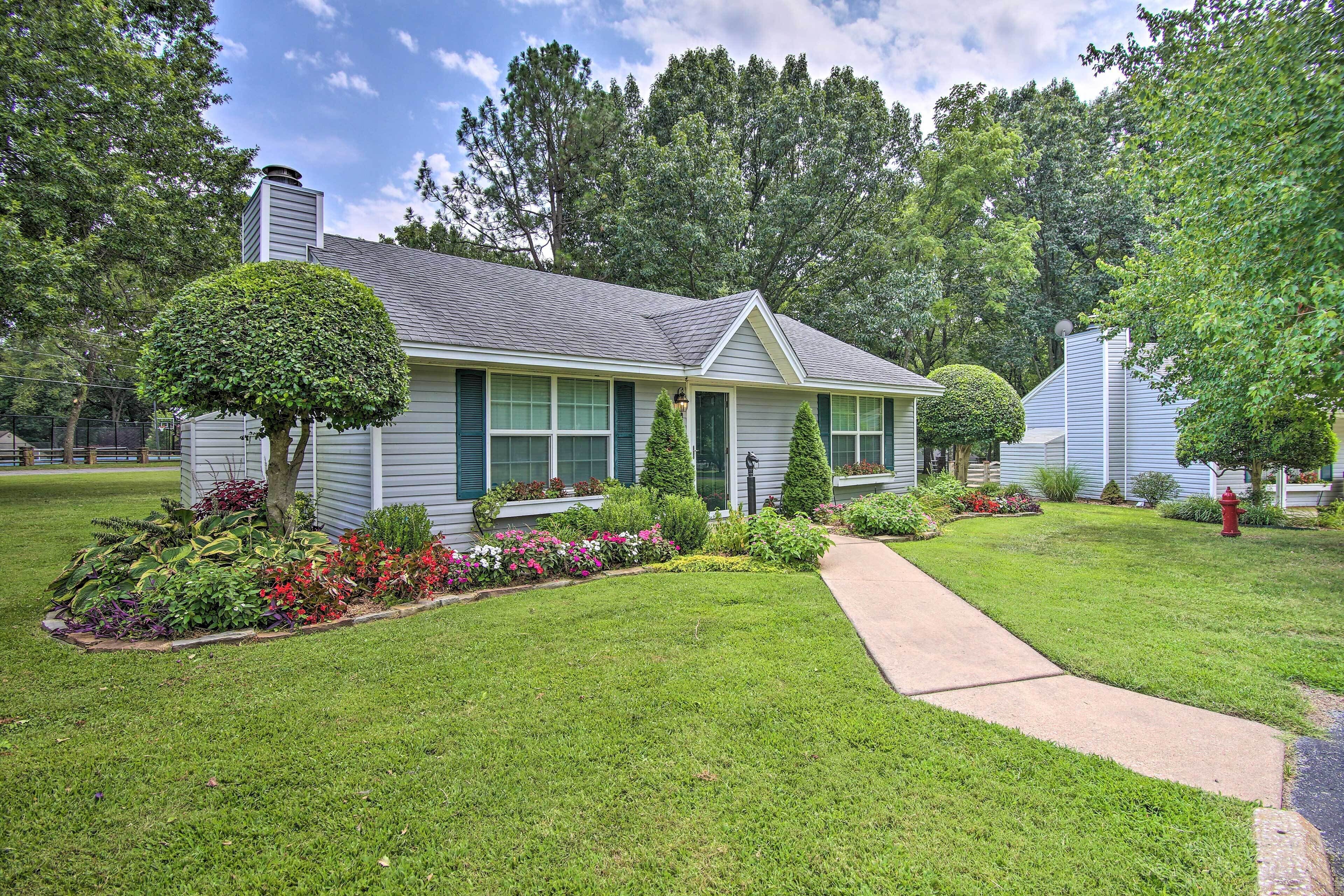 Updated Grand Lake Cottage w/ Patio & Pool Access!