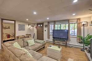 House (2 Bedrooms) | Interior - Arrowhead Lake Amenities: Quaint Home w/ Fireplace (Pocono Lake)