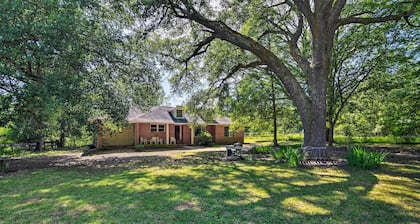 Secluded Baton Rouge Area Hideaway w/ Lawn!