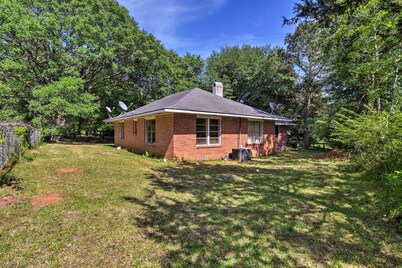 Secluded Baton Rouge Area Hideaway w/ Lawn!