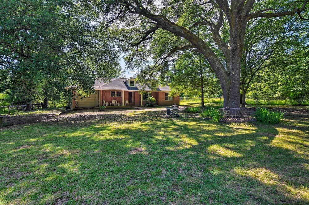 Secluded Baton Rouge Area Hideaway w/ Lawn!