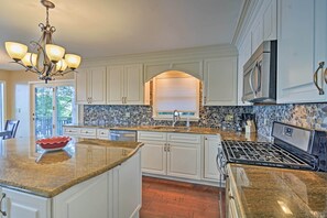 House (4 Bedrooms) | Interior - Waterfront House W/dock & Deck on Little Bear Lake (Johannesburg)