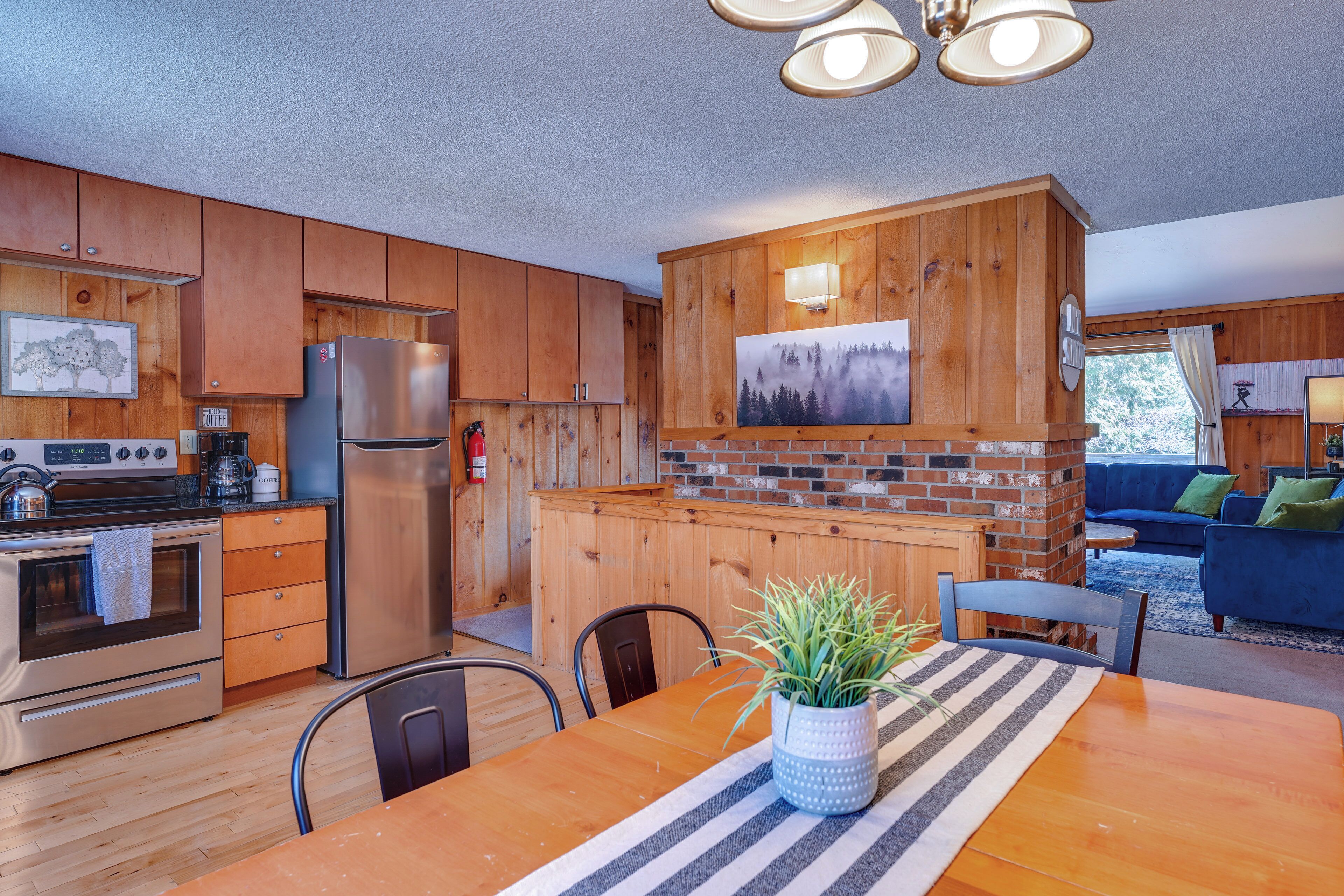 Relaxing Mountain Refuge: 4 Miles to Mt Snow!