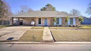 A single-story house with a front porch, a mailbox, and a small front yard. - Updated Baton Rouge Home w/ Grill ~ 10 Mi to Dtwn! (Baton Rouge)