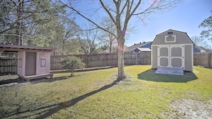 A backyard with a shed, a small wooden structure, and a tree. - Updated Baton Rouge Home w/ Grill ~ 10 Mi to Dtwn! (Baton Rouge)