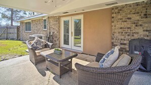 An outdoor patio with wicker furniture, a ceiling fan, and a Weber grill. - Updated Baton Rouge Home w/ Grill ~ 10 Mi to Dtwn! (Baton Rouge)