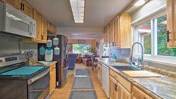 House (3 Bedrooms) | Private kitchen | Microwave, oven, stovetop, dishwasher
