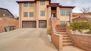 House (4 Bedrooms) | Front of property