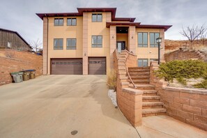 House (4 Bedrooms) | Front of property