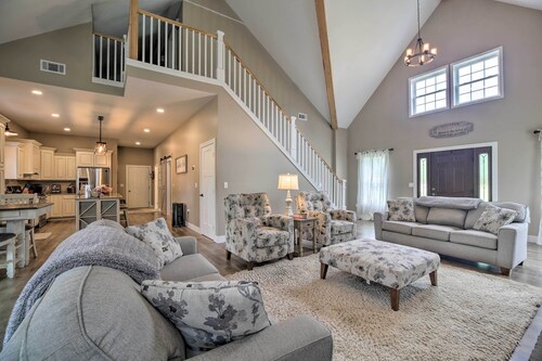 Upstate Hideaway w/ Hot Tub, 13 Mi to Malone!