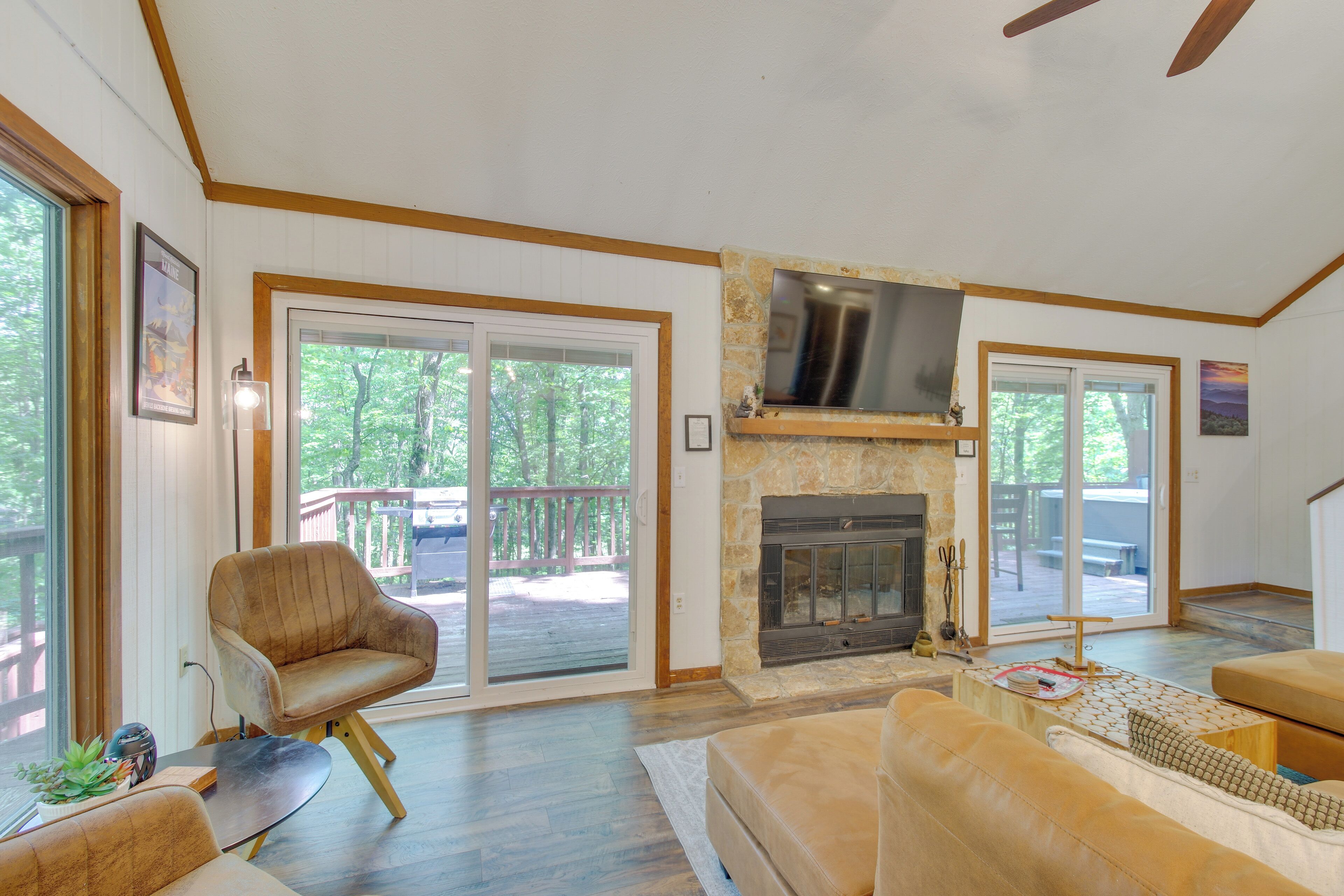 Wintergreen Cabin w/ Hot Tub: Golf & Relax!