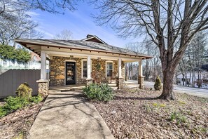 Cottage (2 Bedrooms) | Front of property - Quaint Home w/ Porch in Downtown Waynesville! (Waynesville)