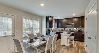 Pet-friendly Home: Spacious Yard + Community Perks