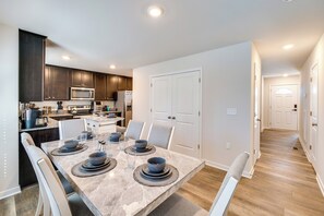 House (5 Bedrooms) | Interior