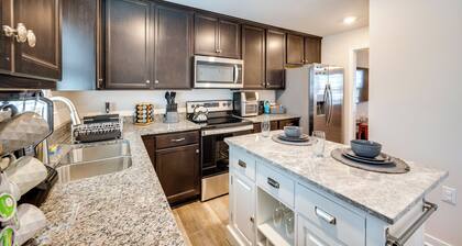 Pet-friendly Home: Spacious Yard + Community Perks