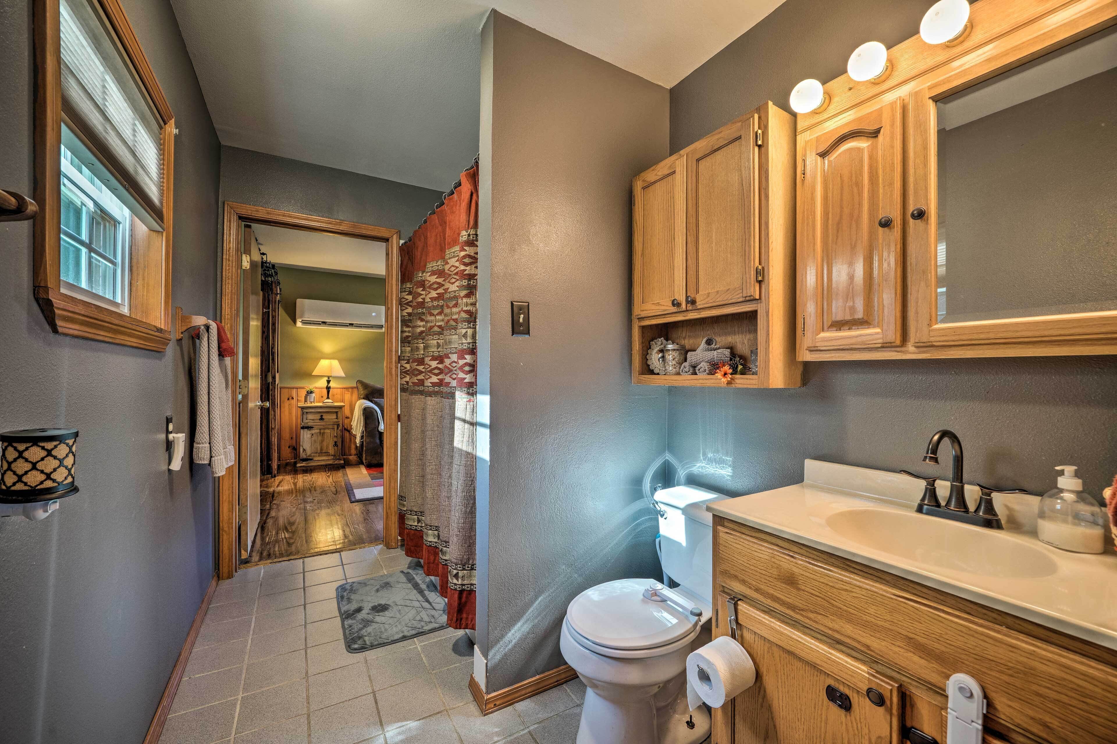 Serene Nashoba Cabin w/ Charcoal & Gas Grills