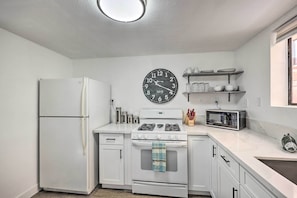 Apartment (0 Bedroom) | Private kitchen | Microwave, oven, stovetop, coffee grinder - Oxnard Apartment < 1/2 Mi to Beaches! (Oxnard)