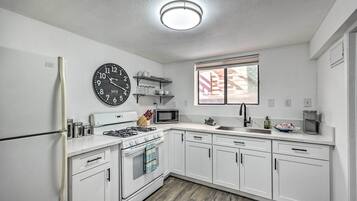 Apartamento (0 Bedroom) | Cozinha privada | Micro-ondas, fogão, cooktop, moedor de café