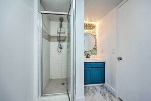 Shower - Oxnard Apartment < 1/2 Mi to Beaches! (Oxnard)