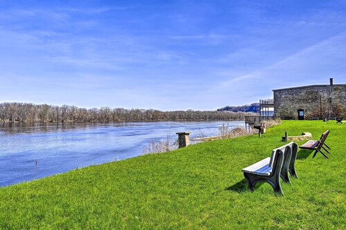 Walk to River: Unique Studio in Renovated Bar!