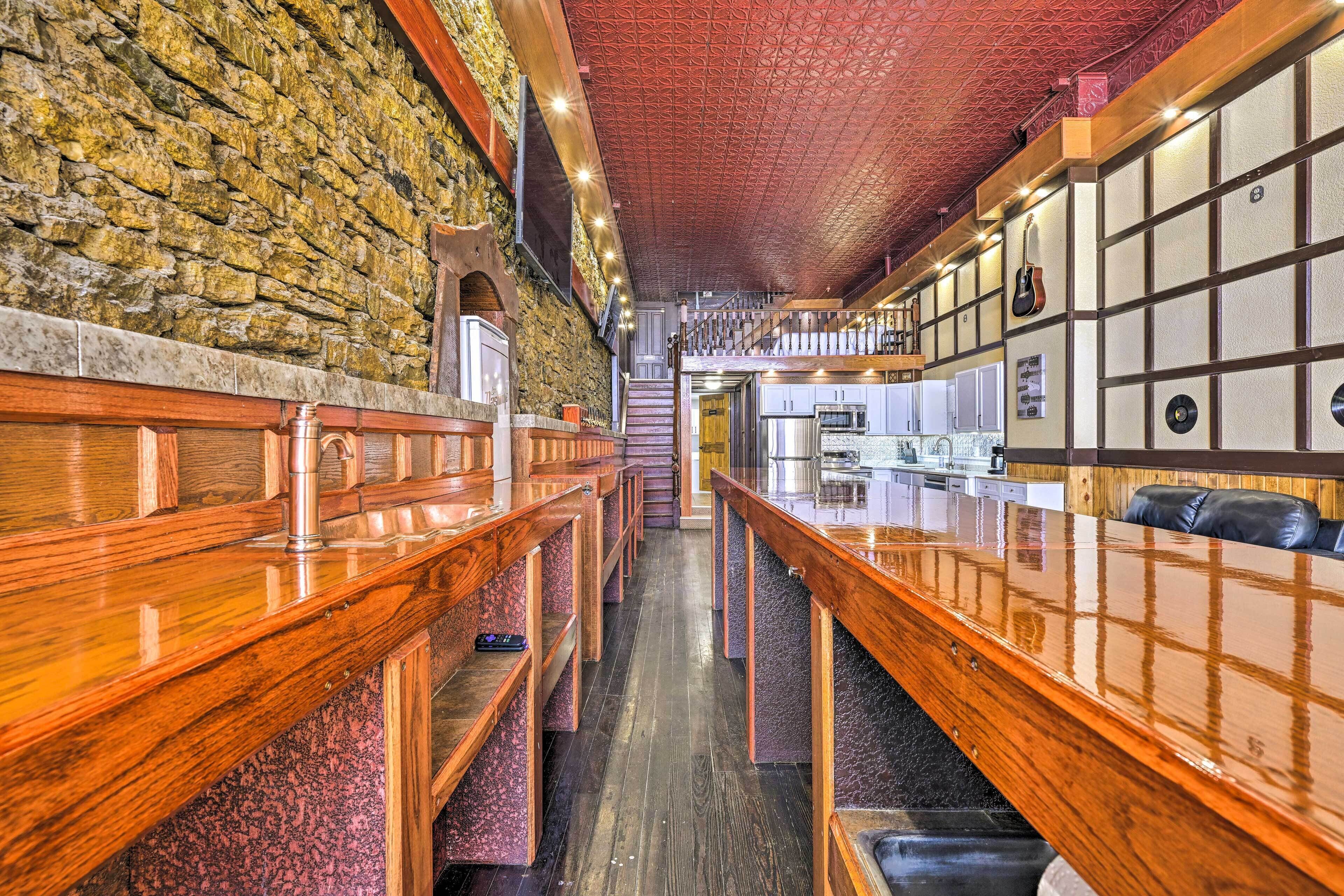 Renovated Bar < 2 Blocks to Mississippi River