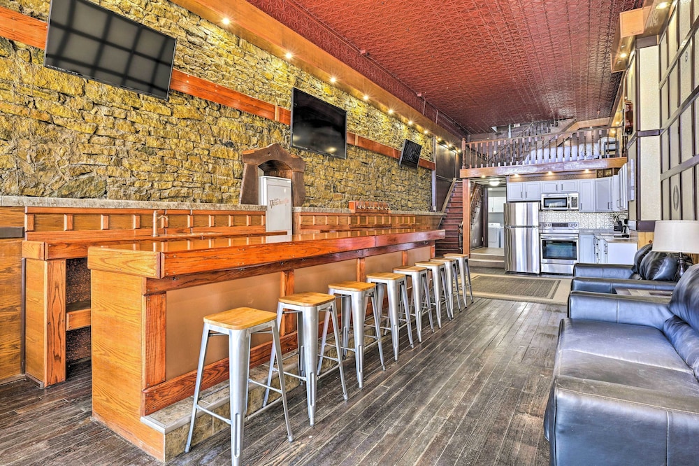 Renovated Bar < 2 Blocks to Mississippi River