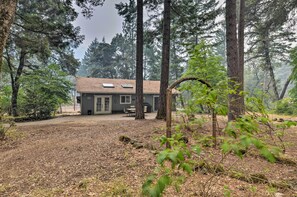 House (2 Bedrooms) | Interior - Step-free Hawkins Bar Home Near Trinity River (Salyer)