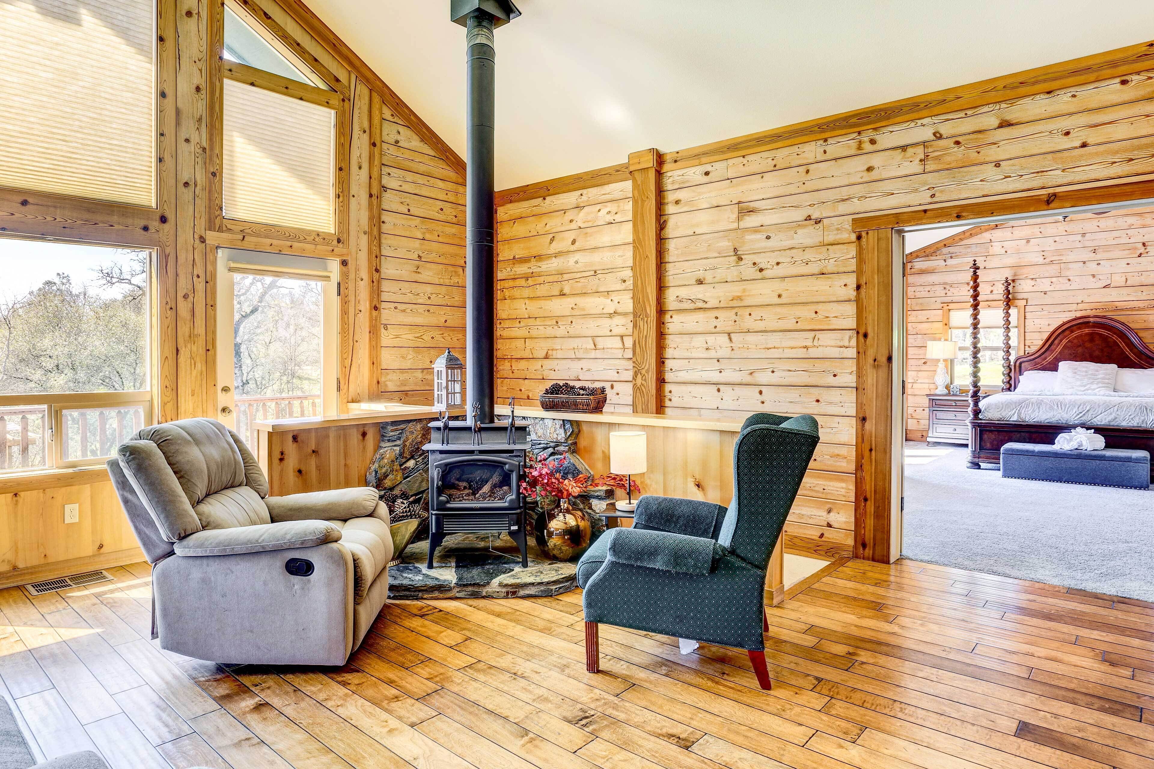 Spacious Mariposa Cabin w/ Deck & Private Hot Tub!