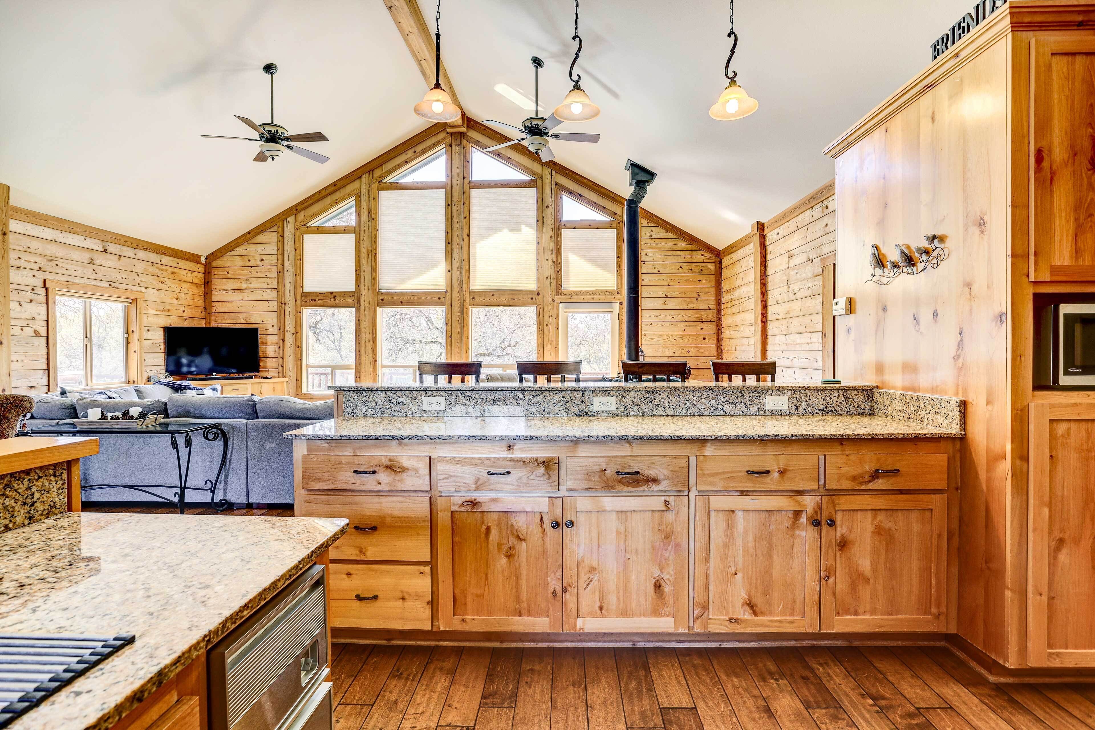 Spacious Mariposa Cabin w/ Deck & Private Hot Tub!