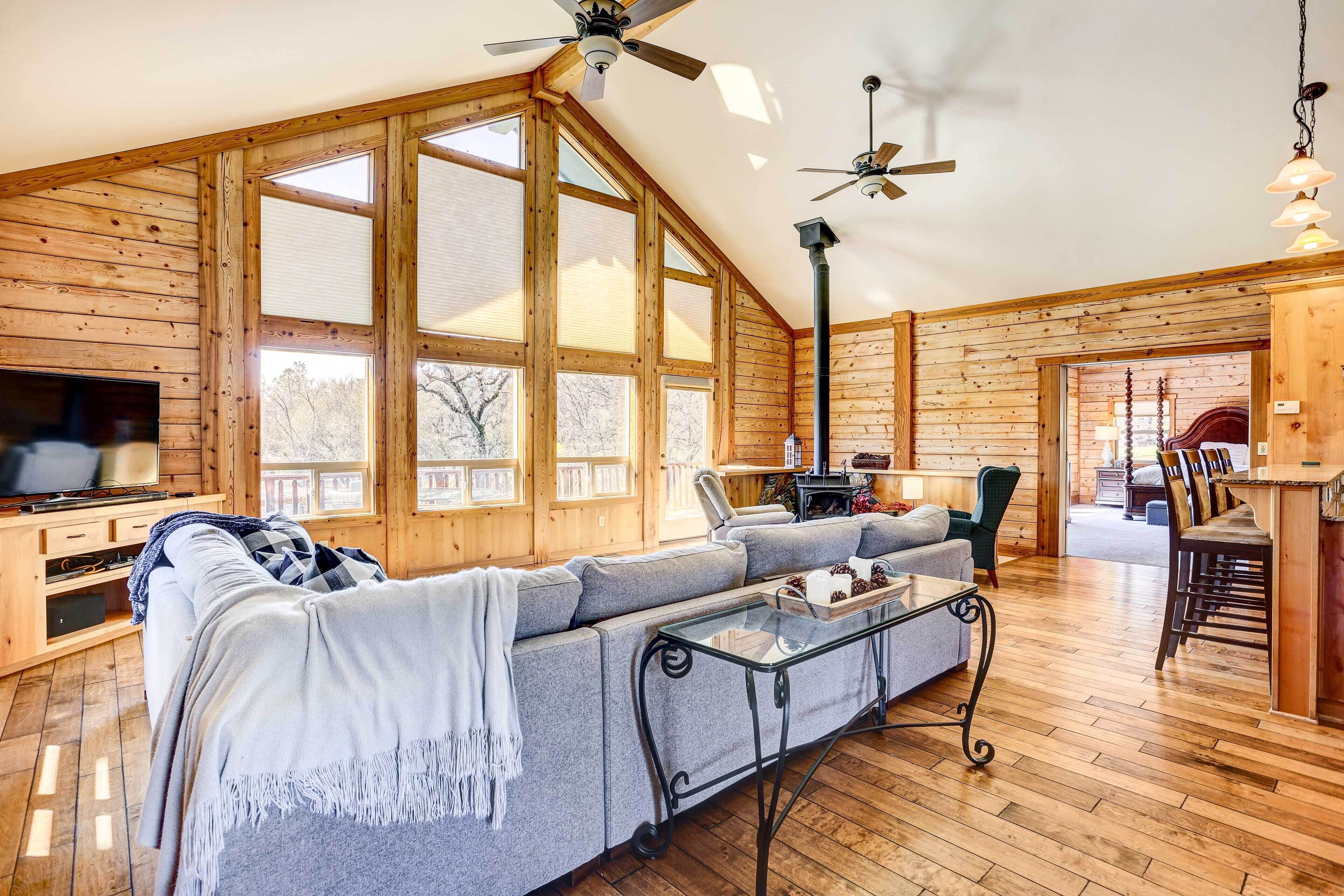 Spacious Mariposa Cabin w/ Deck & Private Hot Tub!